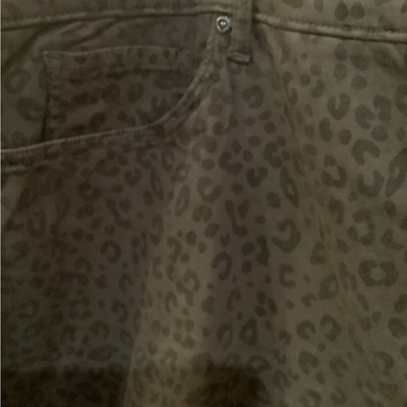 NYDJ Leopard Print Skinny Jeans in Gray Stretch Denim. Size 26W. - Picture 12 of 13
